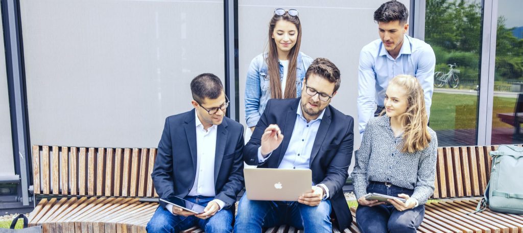 Alexander Braun im Gespräch mit Studenten.