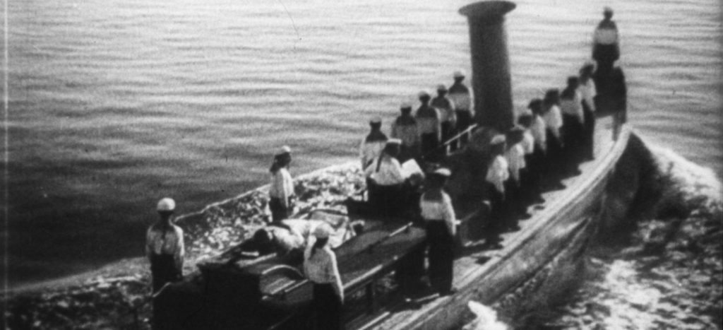 Filmausschnitt in schwarz-weiß aus "Panzerkreuz Potemkin".