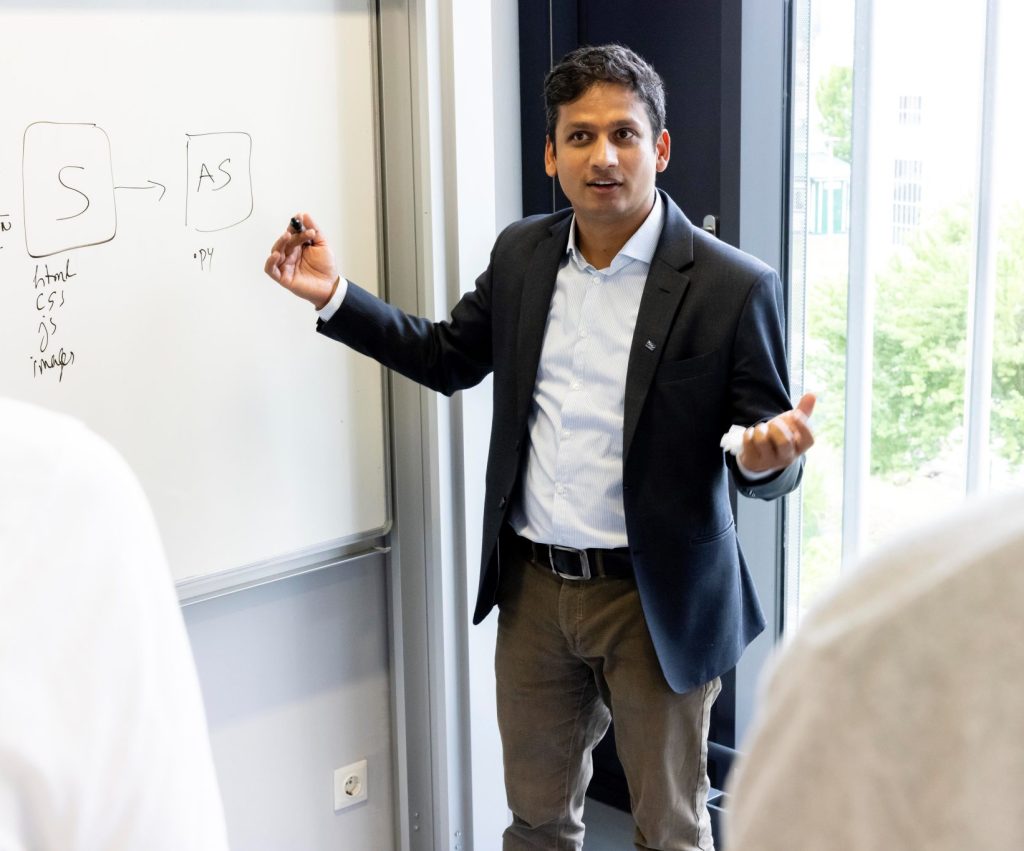 Deepak Dhunagana bei einer LEhrveranstaltung mit seinen Student:innen