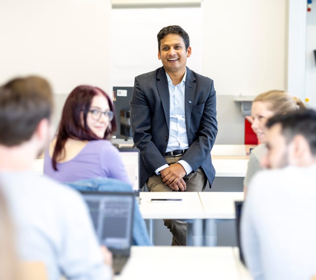 Deepak Dhunagana bei einer LEhrveranstaltung mit seinen Student:innen
