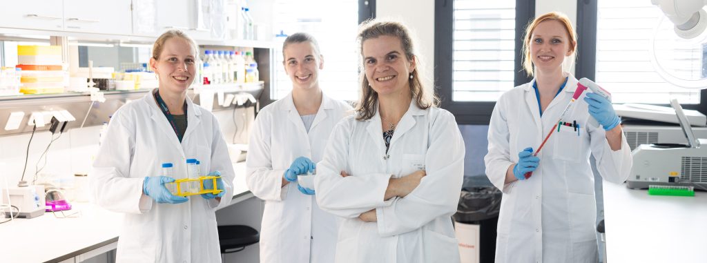 Auf dem Gruppenfoto ist Prof. Stoiber-Sakaguchi mit ihren PhD Studentinnen zu sehen!