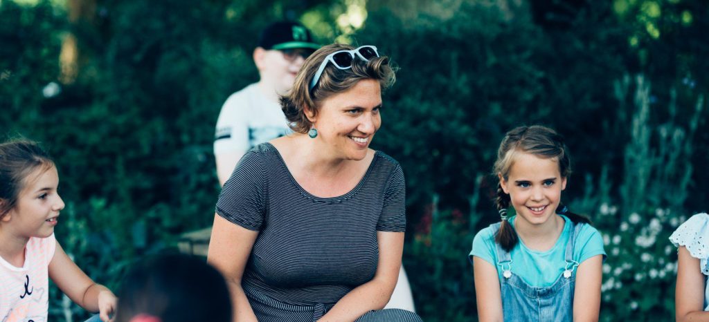 Veronika Großberger bei ihrer Arbeit mit Kindern