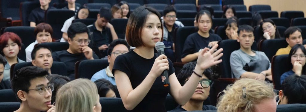 Phuon Thi Tran im Hörsaal der Universität Hanoi