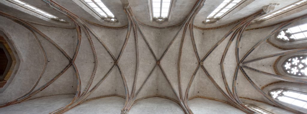 Blick von unten auf das Gewölbe der Dominikanerkirche Krems