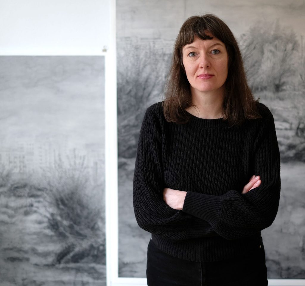 Hier sieht man Alexandra Kontriner, Gewinnerin des Erich Grabner Preises vor ihren Kunstwerken.