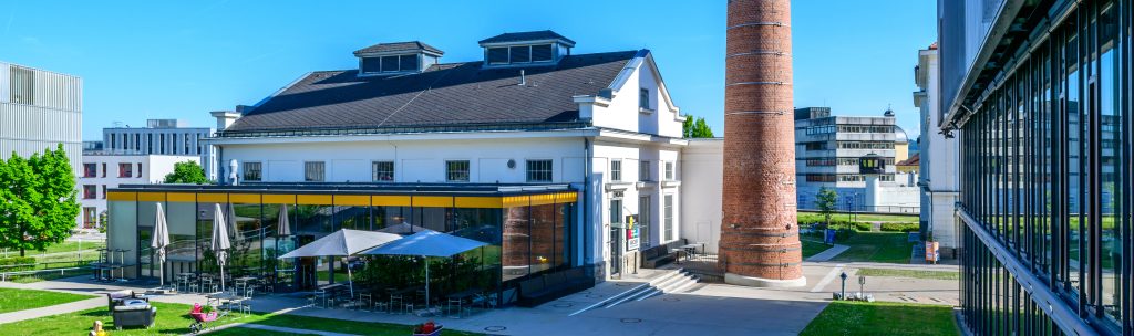 Hintere Aussenansicht des Kinos im Kesselhaus mit dem Glasverbau des Restaurants.