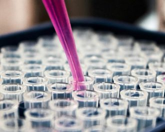 Welche Fachkräfte unterstützen ab 2027 Kliniken in der Krebs-Diagnostik?