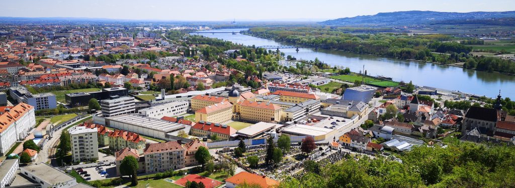 , Justizanstalt Stein, Blick vom Steiner Kreuzberg (2021), © Karl Reder