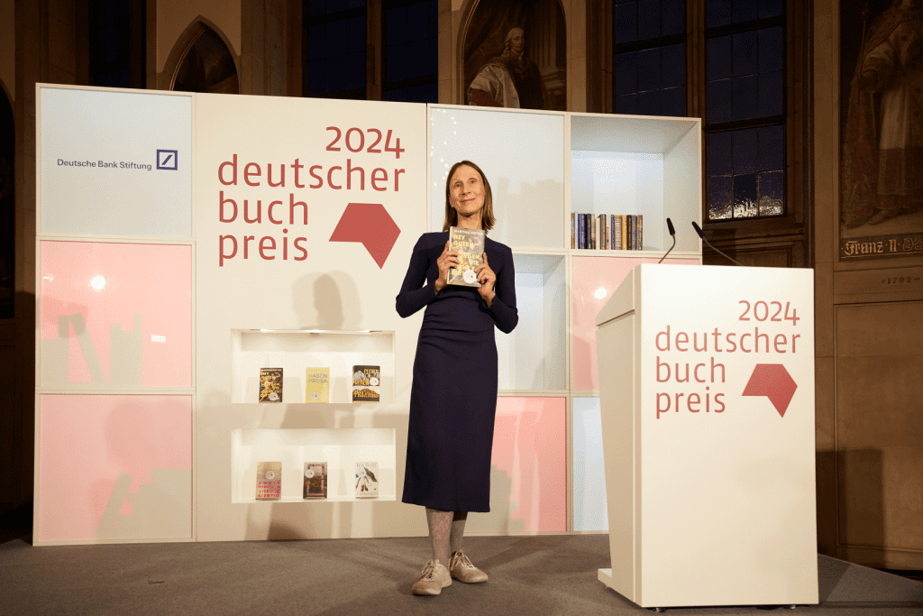 Martina Hefter hat mit dem Roman „Hey guten Morgen, wie geht es dir?" (Klett-Cotta) den Deutschen Buchpreis 2024 gewonnen.