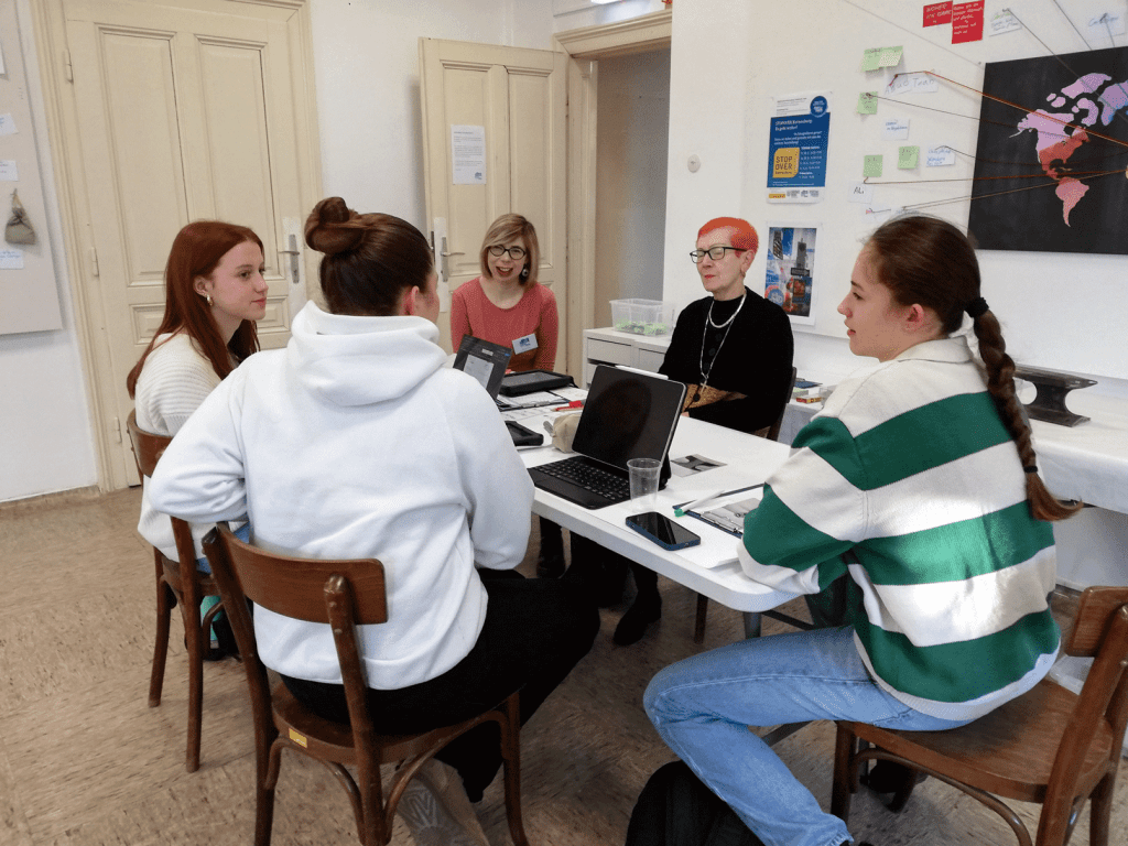 Intergenerativer Workshop zur Alten Werft im Stadtmuseum Korneuburg im Jänner 2024
Copyright: Melanie Lopin