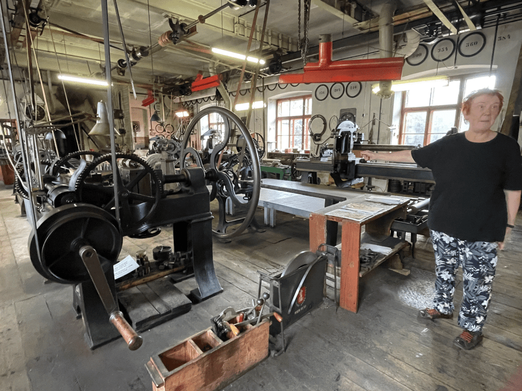 Walzengravieranstalt Guntramsdorf mit Museumsmitarbeiterin Zita-Breu, Copyright: Anja-Grebe