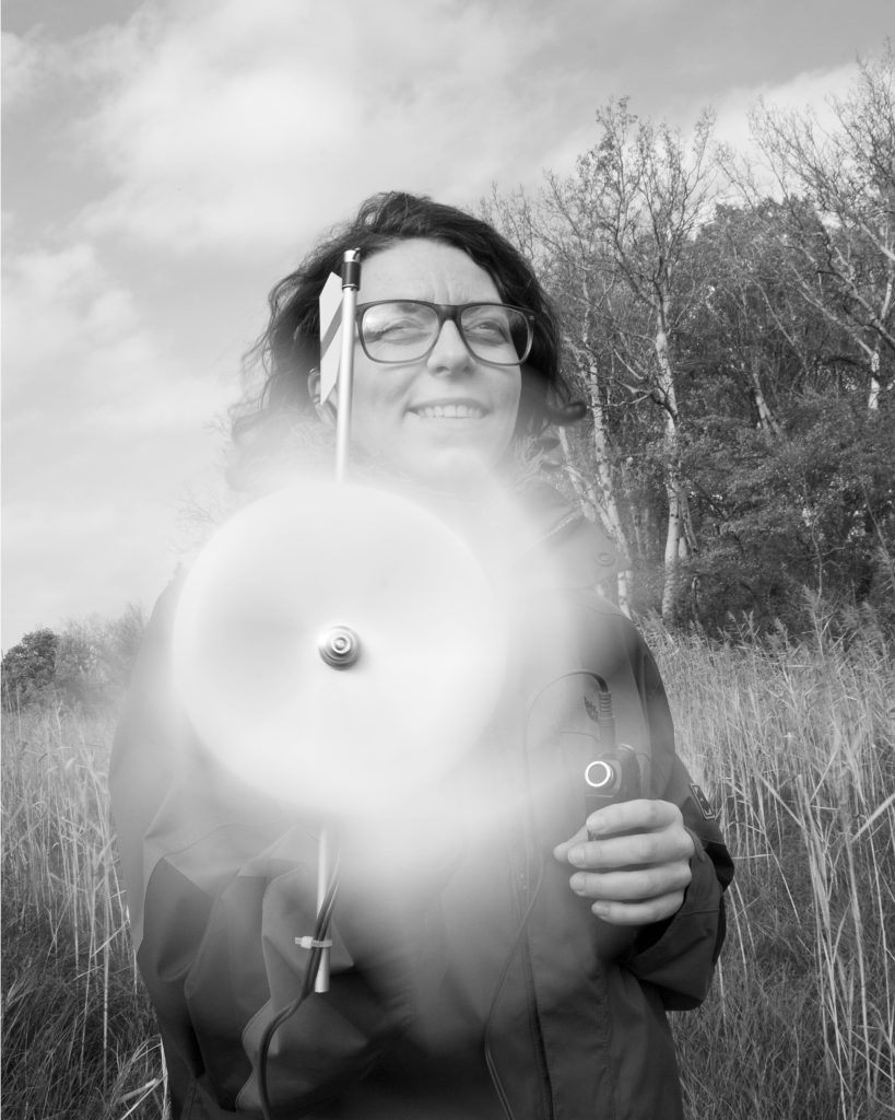 Die Künstlerin Ulrike Königshofer überträgt Naturkräfte in den Ausstellungsraum. Hier sammelt sie Windgeräusche im Wienerwald, die in ihrer Arbeit "Air" in nicht hörbare, aber spürbare Windstöße übersetzt werden.