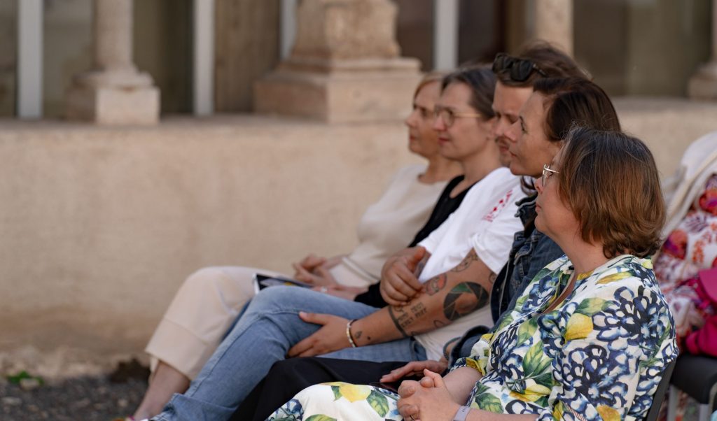 Aufnahme vom öffentlichen ask-Dialog im museumkrems über den Sehnsuchts- und Heilort Wald, mit den ask-Autorinnen Astrid Kuffner und Nina Schedlmayer sowie der Kuratorin Anna Steinmair vom Karikaturmuseum Krems und Udo Brändle, Geschäftsführer des IMC Krems. Hier ein Blick ins Publikum, ganz vorne Susanne Bauer, die Leiterin des Heilwald Göttweig. © w-creates / Agnes Winkler