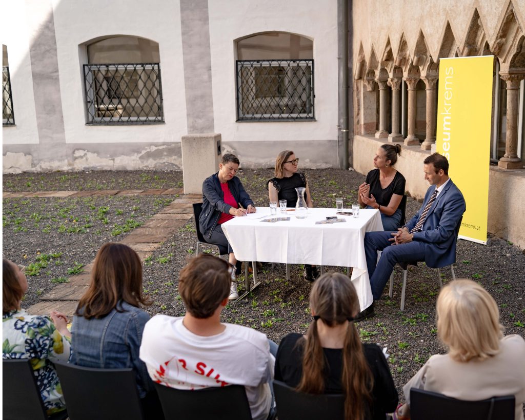 Aufnahme vom öffentlichen ask-Dialog im museumkrems über den Sehnsuchts- und Heilort Wald, mit den ask-Autorinnen Astrid Kuffner und Nina Schedlmayer sowie der Kuratorin Anna Steinmair vom Karikaturmuseum Krems und Udo Brändle, Geschäftsführer des IMC Krems. © w-creates / Agnes Winkler