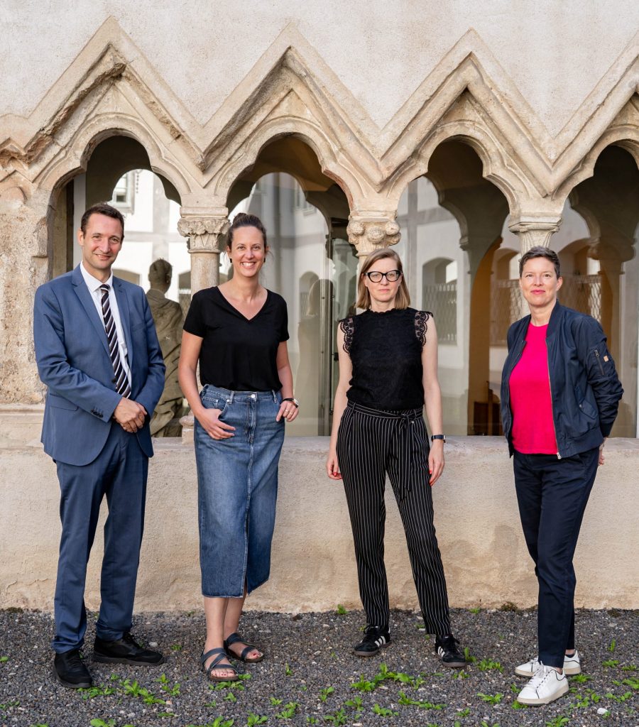 Aufnahme vom öffentlichen ask-Dialog im museumkrems über den Sehnsuchts- und Heilort Wald, mit den ask-Autorinnen Astrid Kuffner und Nina Schedlmayer sowie der Kuratorin Anna Steinmair vom Karikaturmuseum Krems und Udo Brändle, Geschäftsführer des IMC Krems. © w-creates / Agnes Winkler