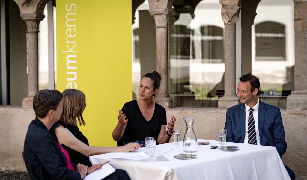 Aufnahme vom öffentlichen ask-Dialog im museumkrems über den Sehnsuchts- und Heilort Wald, mit den ask-Autorinnen Astrid Kuffner und Nina Schedlmayer sowie der Kuratorin Anna Steinmair vom Karikaturmuseum Krems und Udo Brändle, Geschäftsführer des IMC Krems. © w-creates / Agnes Winkler