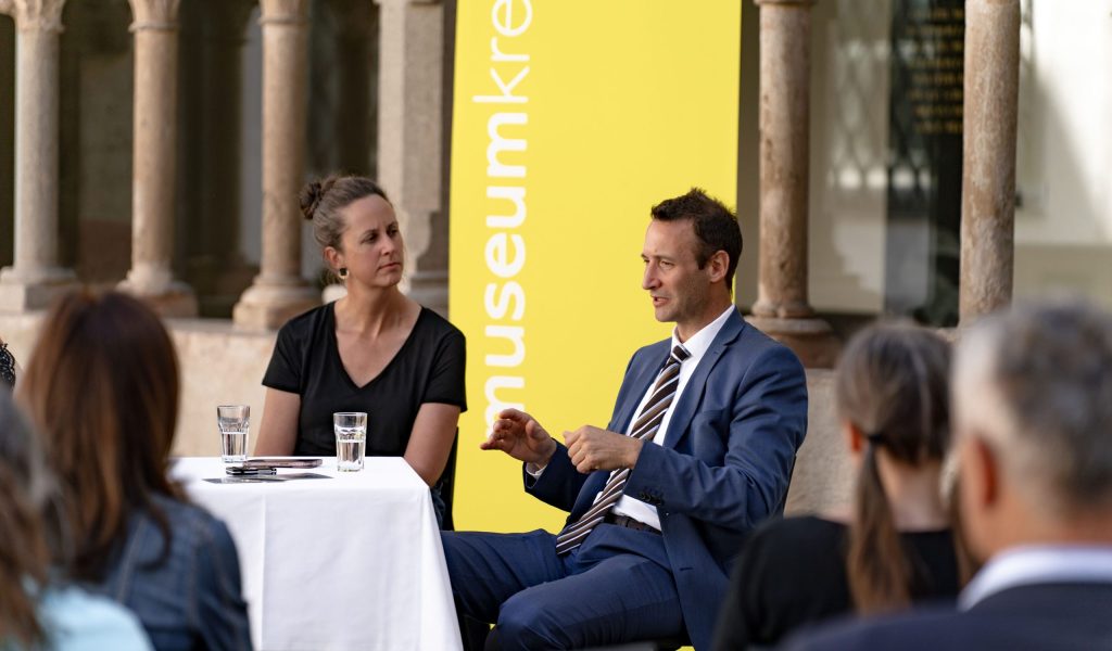 Aufnahme vom öffentlichen ask-Dialog im museumkrems über den Sehnsuchts- und Heilort Wald, mit den ask-Autorinnen Astrid Kuffner und Nina Schedlmayer sowie der Kuratorin Anna Steinmair vom Karikaturmuseum Krems und Udo Brändle, Geschäftsführer des IMC Krems. © w-creates / Agnes Winkler