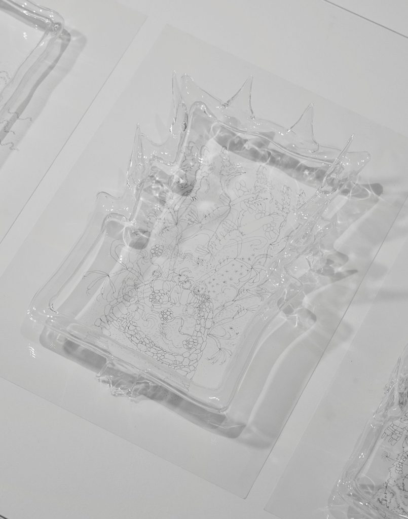 Aus der Ausstellung paper unlimited_02 | Antonia Kasik | #1 / #2 / #3 aus der Serie "lucid frames" | hier #2 | 2025 | Kugelschreiber auf Papier. Drei mundgeblasene Bilderrahmen aus Borosilikatglas, hergestellt in Zusammenarbeit mit Christian Mann, 2026 | Foto © Franz Karl
