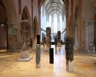 Ansicht der Ausstellung "Soli Kiani | Hope moves History towards Freedom" der Kunsthalle in der Dominikanerkirche Krems. | © redtenbacher