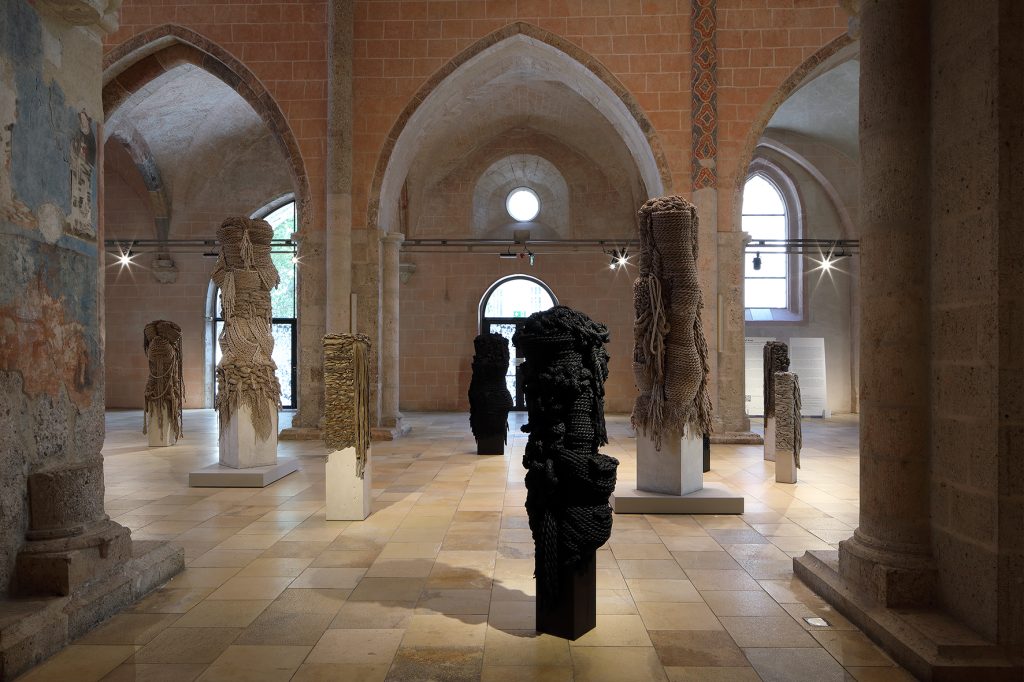 Ansicht der Ausstellung "Soli Kiani | Hope moves History towards Freedom" der Kunsthalle in der Dominikanerkirche Krems. ®redtenbacher