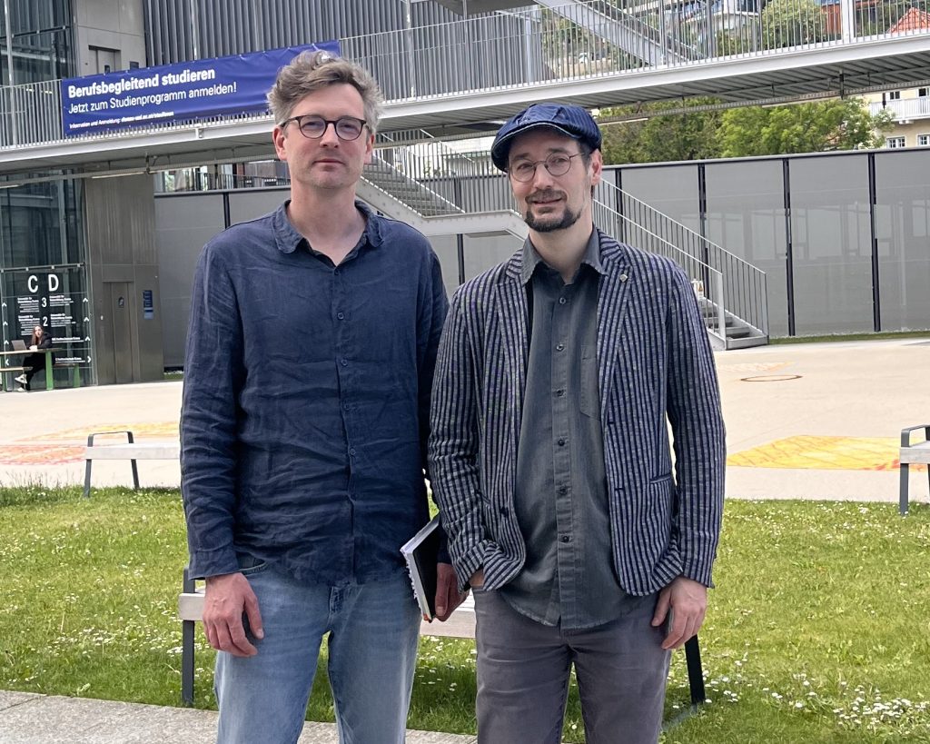 Die Leiter des Studiengangs „Stage Narration“ Robert Neiser und Jerome Junod vor der Universität für Weiterbildung Krems. © UWK