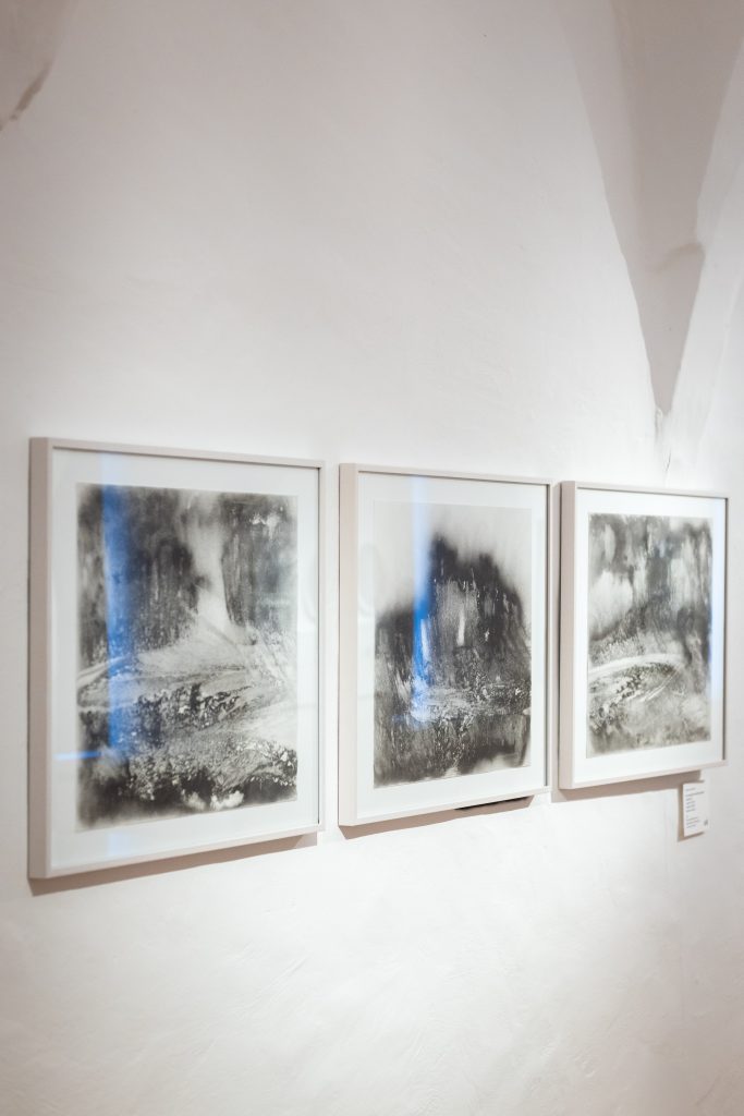 Katharina Sauermann | Serie (3 Arbeiten): Die Luftqualität ist schlechter als gestern zu dieser Zeit. Serie Nr.1 Bild 1/4 + Bild 3/4 + Bild 4/4 | 2024 | in Stuttgart gesammelte Staubpartikel als Pigment auf Papier aufgetragen und mit Haarspray fixiert | Preis des Rotary Club Krems-Wachau 2026 | © Pamela Schmatz