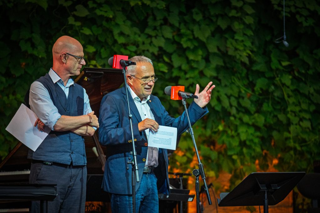 Ludwig Holzer war schon bei den Anfängen des Glatt & Verkehrt Festivals vor 30 Jahren dabei, arbeitet er doch seit 1983 im Betrieb. In seiner Funktion als Geschäftsführer der Winzer Krems steht er heute auch selbst auf der Bühne, hier neben dem Künstlerischen Leiter des Fesivals Albert Hosp.
