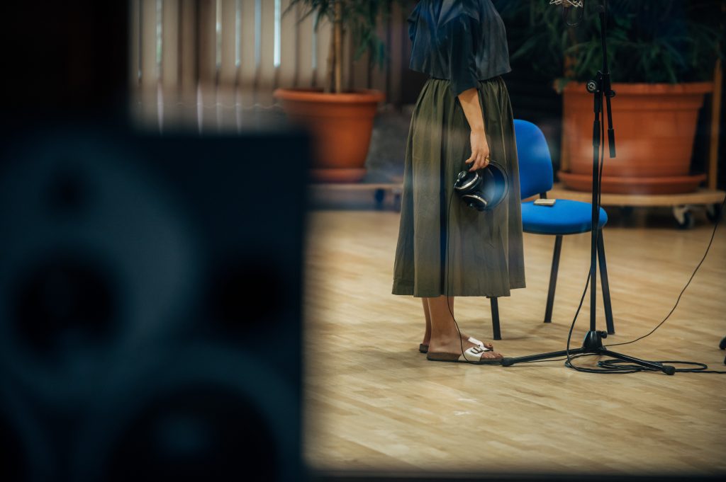 Foto von der Studioaufnahme. Hier ein Halbporträt von Júlia Kozáková vor dem Mikorfon. | © Jiří Lubojacký