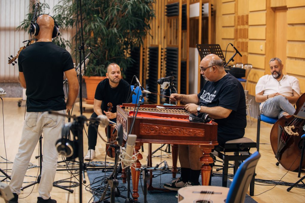 Foto von der Studioaufnahme. Hier von links die Musiker Viliam Didiás (Violine), Vojtech "Bélu" Botos (Viola), Géza Jónás (Hackbrett) und Ján Rigó (Kontrabass). | © Jiří Lubojacký