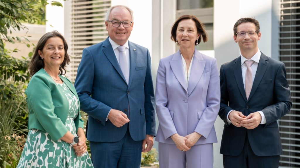Am 25. Juni 2026 wurde Univ.-Prof. Dr. med. Dr. h.c. Andrea Olschewski offiziell als neue Rektorin der Karl Landsteiner Privatuniversität (KL) eingeführt. Hier von links: Prorektorin Sabine Siegl-Amerer, Landeshauptfrau-Stv. Stephan Pernkopf, die neue Rektorin Andrea Judit Olschewski und Humanmedizin-Studiengangsleiter Manfred Wieser. | © KLB.Kaulfus