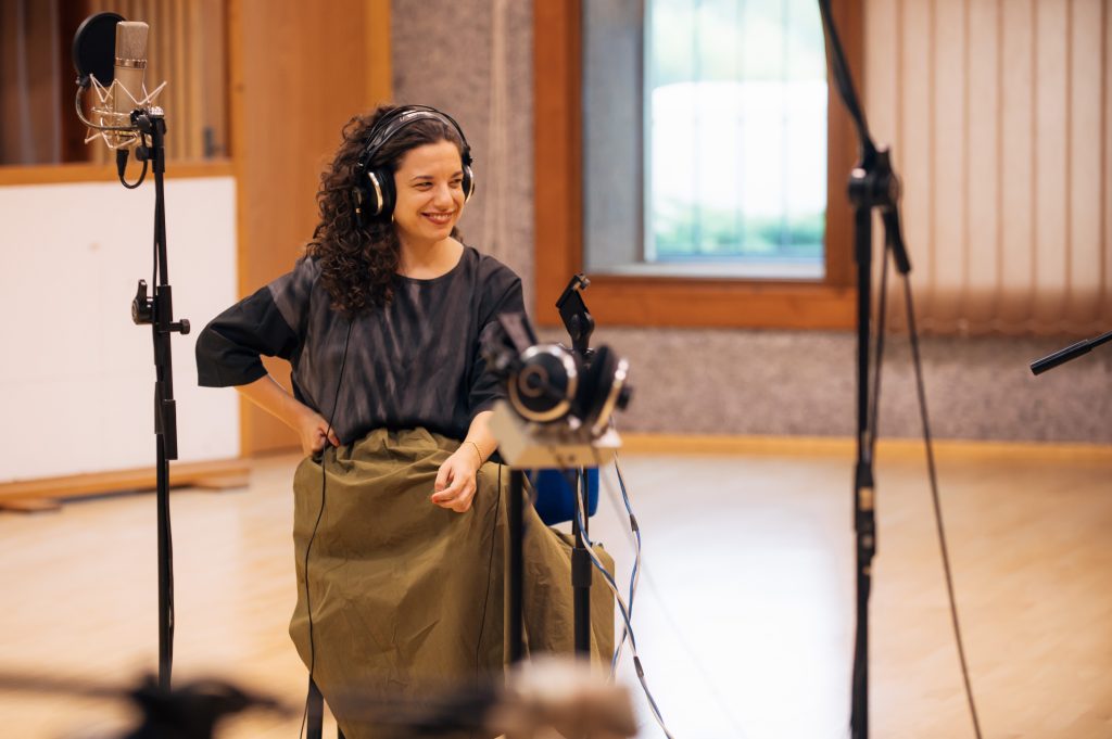 Foto von der Studioaufnahme. Hier Júlia Kozáková neben dem Mikorfon sitzend. | © Jiří Lubojacký