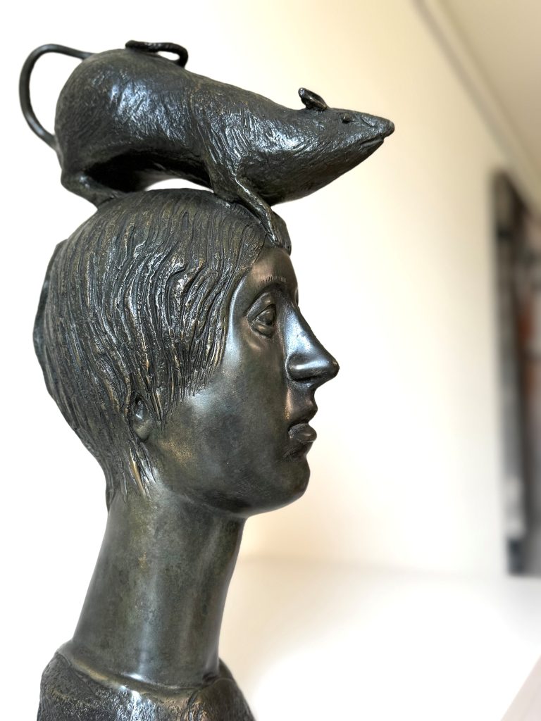 Im Büro von Andrea Olschewski findet sich eine Skulptur der „Rättin“ von Günter Grass. | © KL/Selma Vrazalica