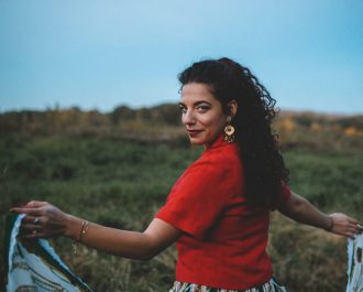 Bild von Júlia Kozáková auf einer Wiese | © Ondrej Irsa