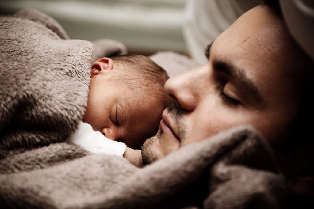 Baby und Papa schlafen Neugeborenes Baby liegt auf Papas Brust und beide schlafen. | Foto: Vera Kratochvil (CC0Public-Domain)