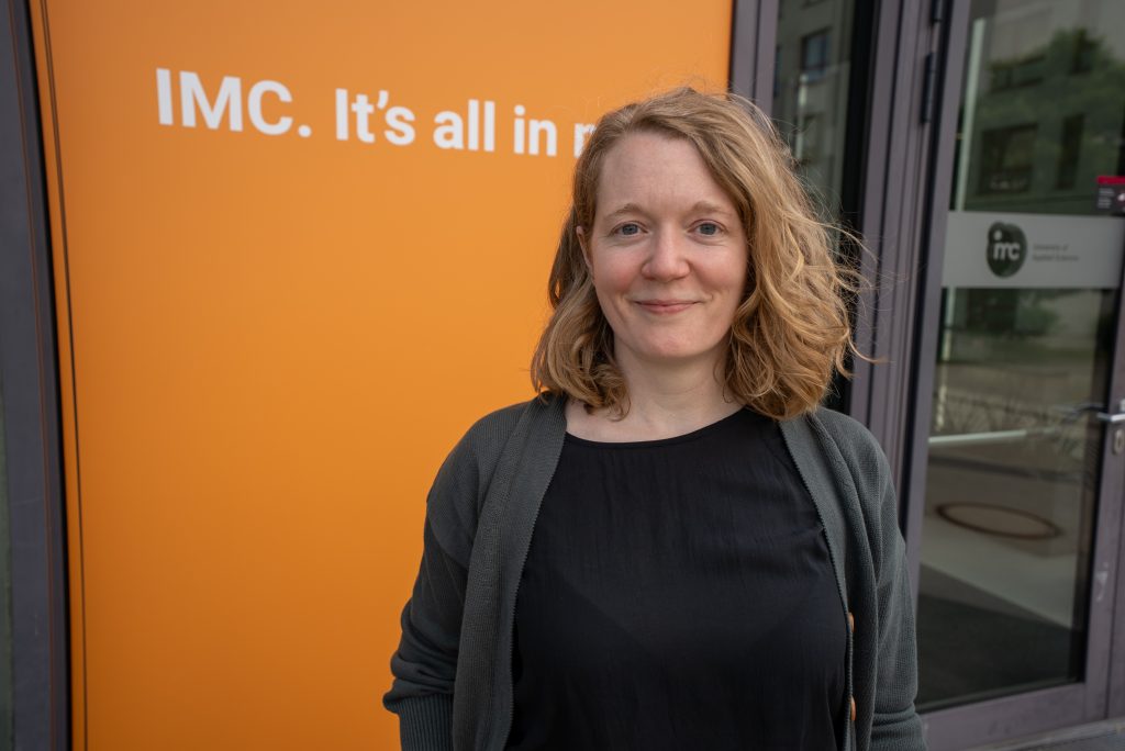 Evelyn Haberl vor dem IMC. | © IMC Krems