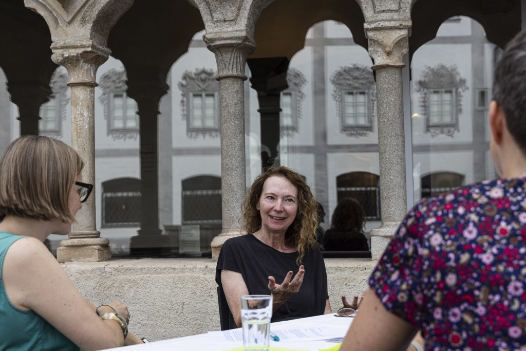 Aufnahme vom ask-Dialog im museumkrems zum Thema "Wie sehr brauchen wir die Kraft der Berührung?". In den Dialog getreten sind die ask-Autorinnen Astrid Kuffner und Nina Schedlmayer mit Hanna Mayer, Dekanin der Fakultät für Gesundheitswissenschaften an der Karl Landsteiner Privatuniversität und Elisabeth Voggeneder, der künstlerischen Leiterin des Forum Frohner. | © Barbara Elser