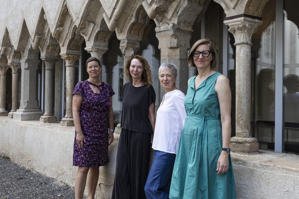 Gruppenfoto der Gesprächsteilnehmerinnen von „Im Dialog“ zum Thema "Wie sehr brauchen wir die Kraft der Berührung?". Von links nach rechts: ask-Autorin Astrid Kuffner, die künstlerische Leiterin des Forum Frohner, Elisabeth Voggeneder, Hanna Mayer, Dekanin der Fakultät für Gesundheitswissenschaften an der Karl Landsteiner Privatuniversität und ask-Autorin Nina Schedlmayer. | © Barbara Elser