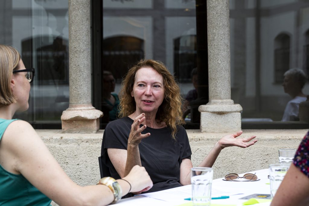 Aufnahme vom ask-Dialog im museumkrems zum Thema "Wie sehr brauchen wir die Kraft der Berührung?". In den Dialog getreten sind die ask-Autorinnen Astrid Kuffner und Nina Schedlmayer mit Hanna Mayer, Dekanin der Fakultät für Gesundheitswissenschaften an der Karl Landsteiner Privatuniversität und Elisabeth Voggeneder, der künstlerischen Leiterin des Forum Frohner. | © Barbara Elser
