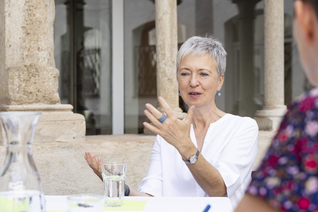 Aufnahme vom ask-Dialog im museumkrems zum Thema "Wie sehr brauchen wir die Kraft der Berührung?". In den Dialog getreten sind die ask-Autorinnen Astrid Kuffner und Nina Schedlmayer mit Hanna Mayer, Dekanin der Fakultät für Gesundheitswissenschaften an der Karl Landsteiner Privatuniversität und Elisabeth Voggeneder, der künstlerischen Leiterin des Forum Frohner. | © Barbara Elser
