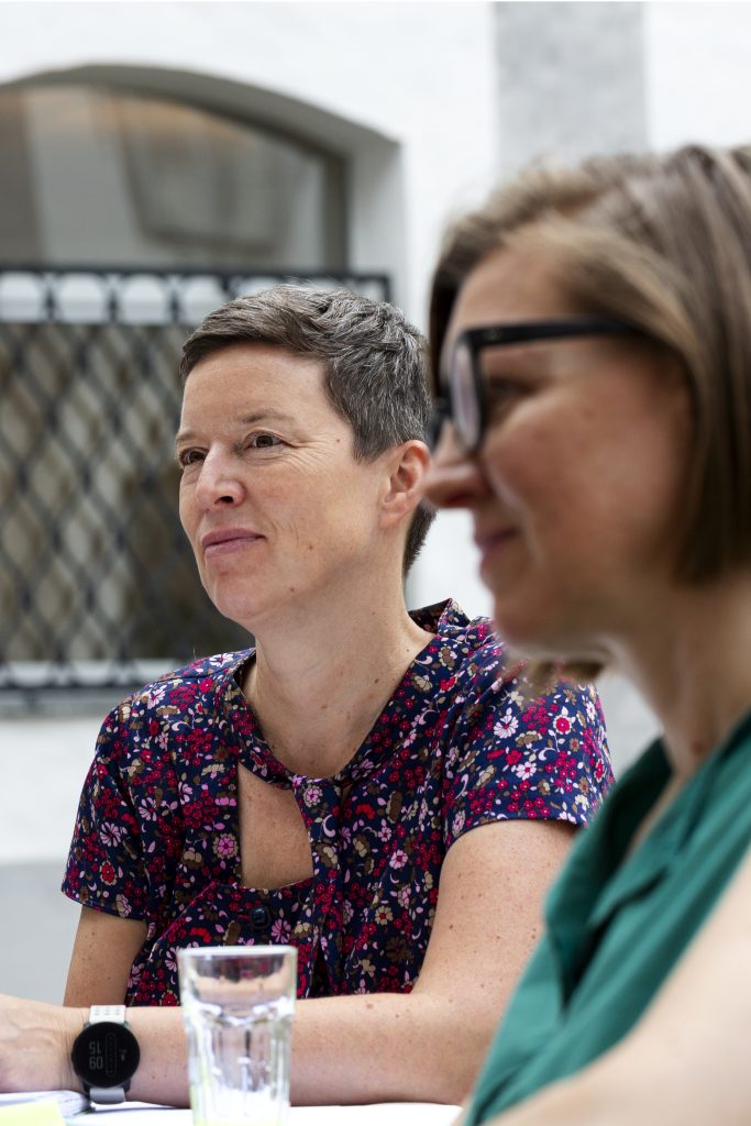 Aufnahme vom ask-Dialog im museumkrems zum Thema "Wie sehr brauchen wir die Kraft der Berührung?". In den Dialog getreten sind die ask-Autorinnen Astrid Kuffner und Nina Schedlmayer mit Hanna Mayer, Dekanin der Fakultät für Gesundheitswissenschaften an der Karl Landsteiner Privatuniversität und Elisabeth Voggeneder, der künstlerischen Leiterin des Forum Frohner. | © Barbara Elser