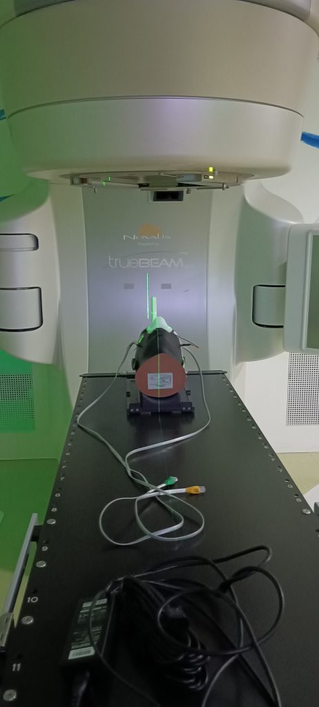 Phantomkopf mit auf der Nase aufgelegtem, 3D-getrucktem Bolus aus Silikon. Der Bolus wurde auf Basis eines 3D Scans von der Oberfläche des Gesichts am Computer geplant und dann im gemeinsam mit der ACMIT entwickelten 3D Drucker hergestellt. Er ermöglicht eine genaue Strahlendosierung an der Hautoberfläche der Nase und soll bei speziellen Tumortypen zum Einsatz kommen. | © Lukas Warnung