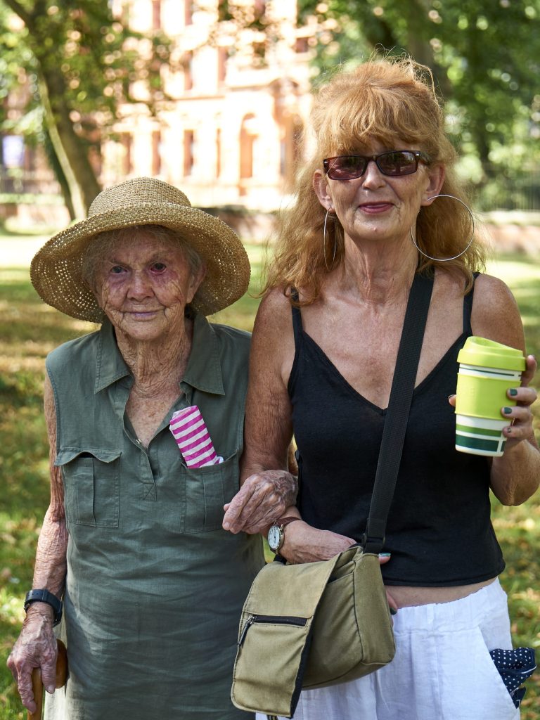 Portrait von zwei alte Damen im Park, es könnte sich um Mutter und Tochter handeln. | © Paul Grogan