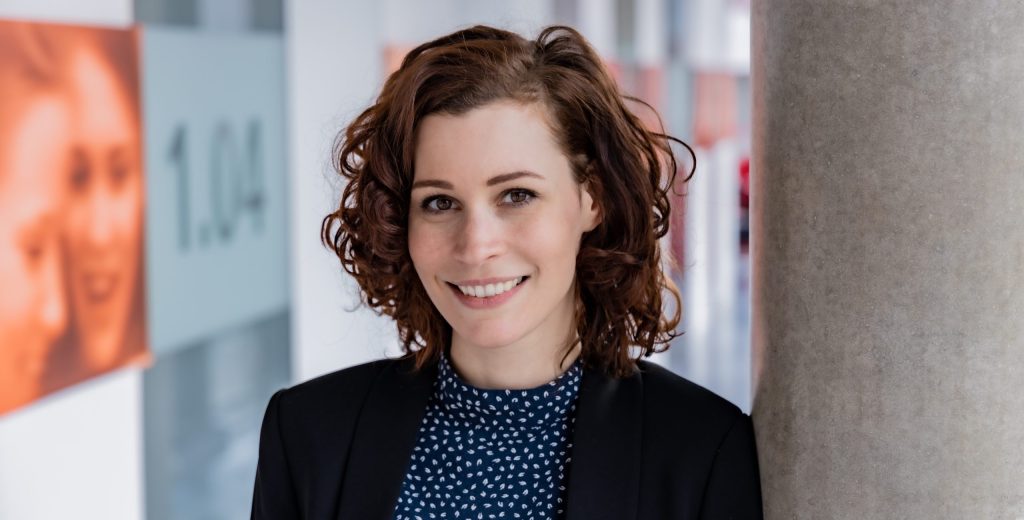Portrait von Hanna Köttl, Studiengangsleiterin für Angewandte Gesundheitswissenschaften am IMC Krems. Sie hält eine Forschungsprofessur für altersinklusive und gerechte KI im Gesundheitswesen. | © IMC Krems