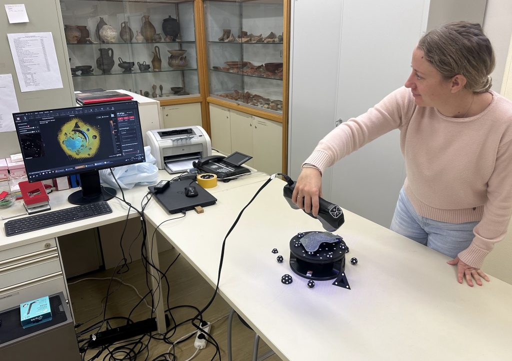Fundstücke werden mittels Laserscan erfasst. | © Archaeo Perspectives