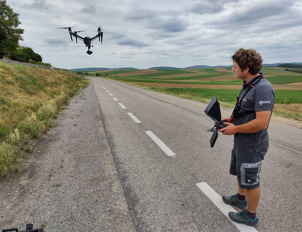 Drohnenvermessung (UAV Survey) des Forschungsgebietes. Dabei wird das Gelände mithilfe einer Drohne zentimetergenau erfasst und aus den überlappenden Luftbildern können hochpräzise 3D-Modelle erstellt werden. | © Archaeo Perspectives