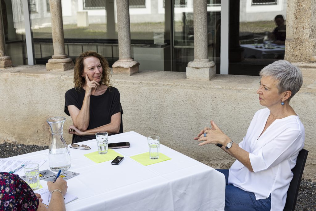 Aufnahme vom ask-Dialog im museumkrems zum Thema "Wie sehr brauchen wir die Kraft der Berührung?". In den Dialog getreten sind die ask-Autorinnen Astrid Kuffner und Nina Schedlmayer mit Hanna Mayer, Dekanin der Fakultät für Gesundheitswissenschaften an der Karl Landsteiner Privatuniversität und Elisabeth Voggeneder, der künstlerischen Leiterin des Forum Frohner. | © Barbara Elser