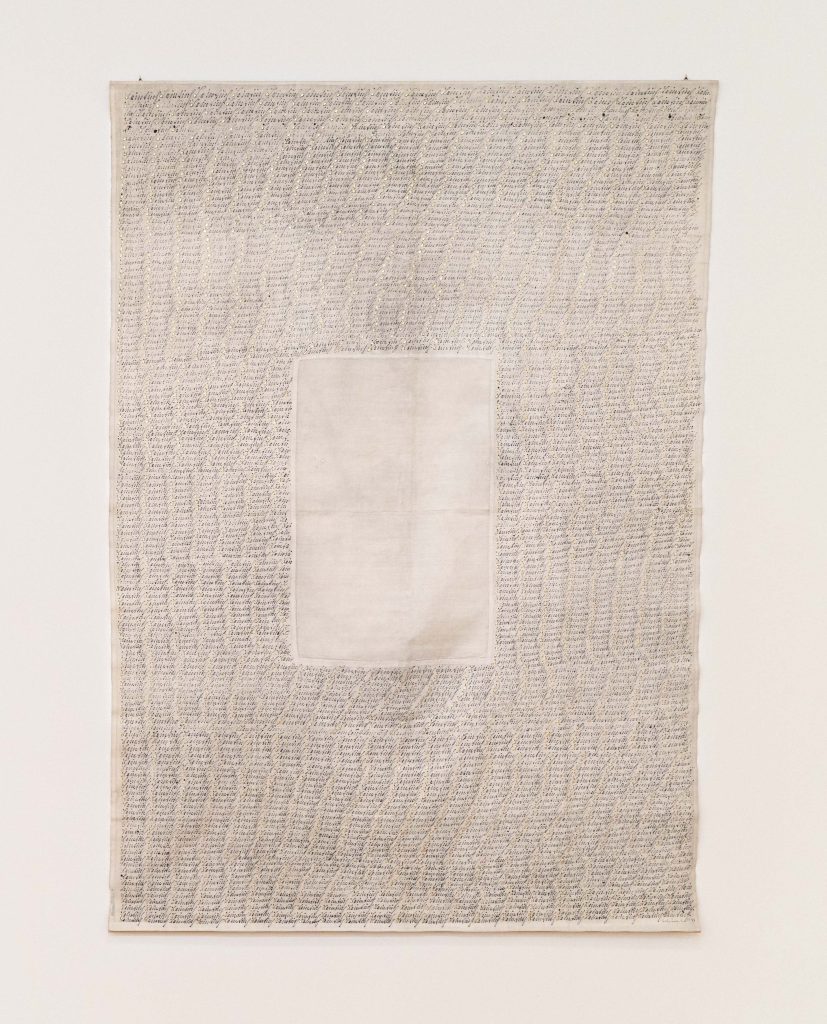 Ansicht der Ausstellung "Greta Schödl. Spuren meines Lebens" in der Landesgalerie Niederösterreich. Zu sehen ist dasWerk: Leintuch, das 1977 entstanden ist. | © Kunstmeile Krems, Foto: Agnes Winkler