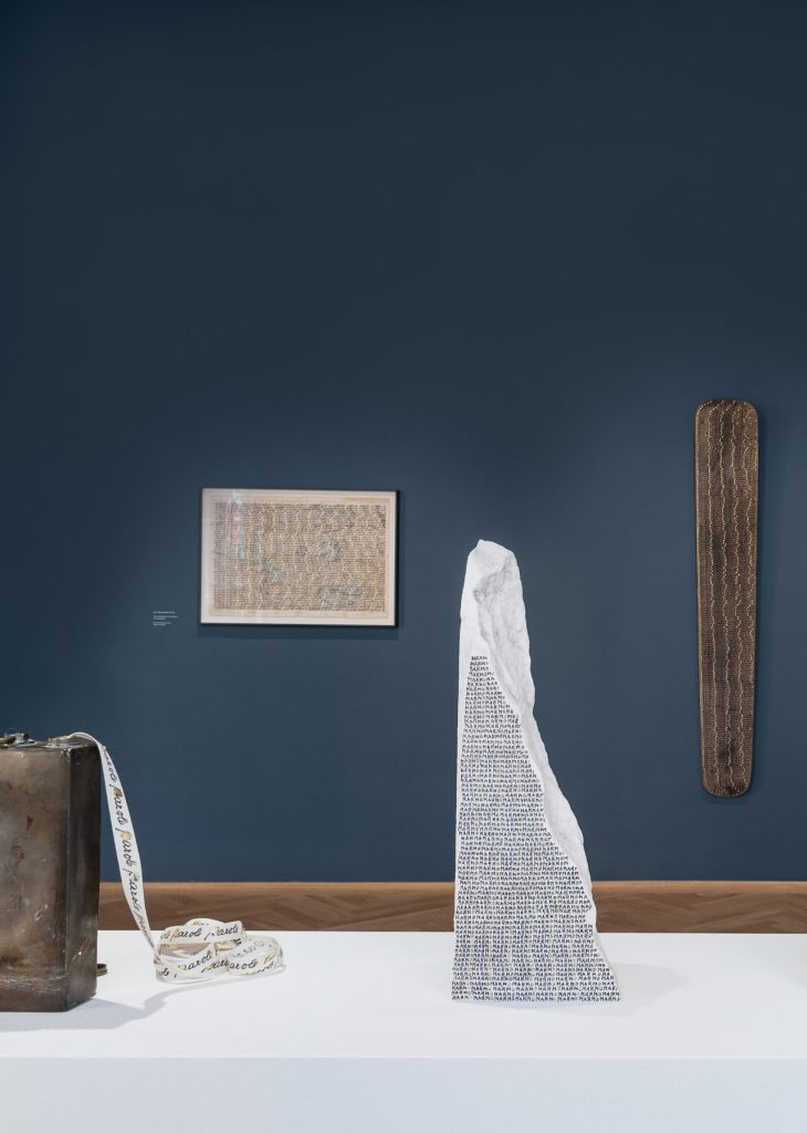 Das Bild zeigt die "Installationsansicht von Straßenpoesie bei Phileas" | 2025 | Foto: Manuel Carreon Lopez | Kunst-Dokumentation