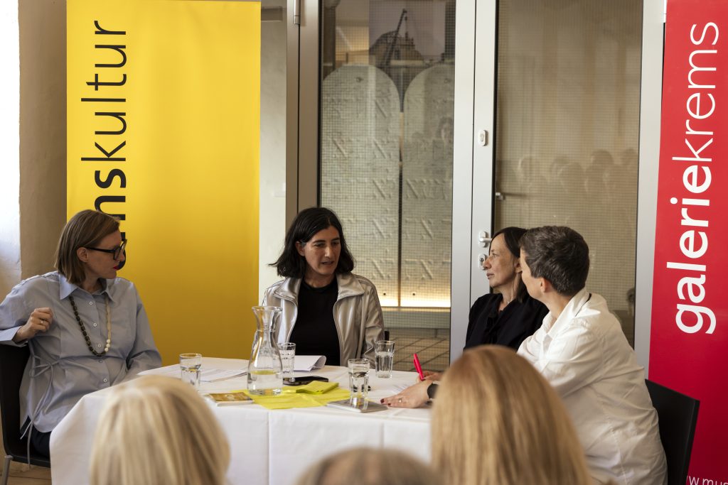 Aufnahme vom ask-Dialog im museumkrems zum Thema "Die Tabakfabrik als Ort der Emanzipation". In den Dialog getreten sind die ask-Autorinnen Astrid Kuffner und Nina Schedlmayer mit Historikerin Edith Blaschitz von der Universität für Weiterbildung Krems und der Künstlerin Anne Glassner. | © Barbara Elser