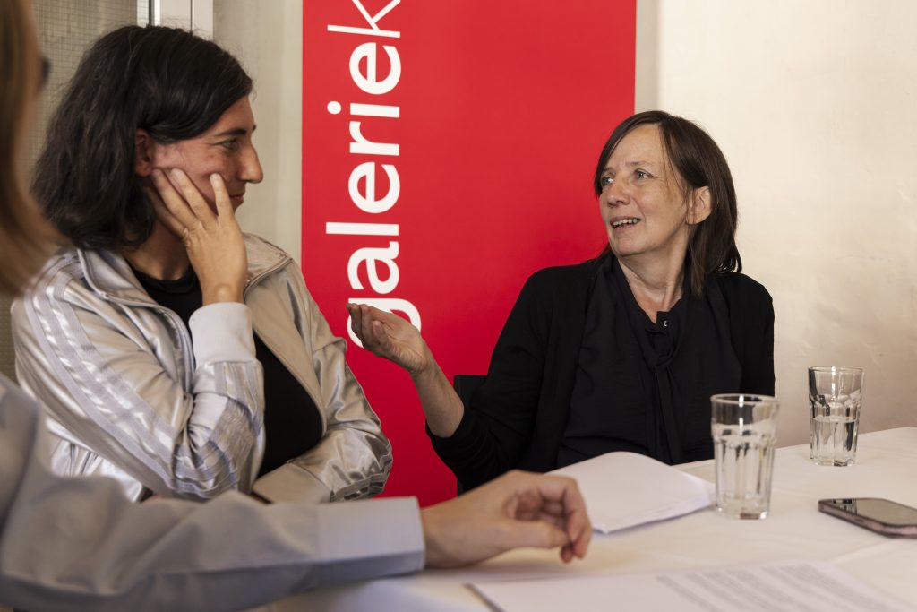 Aufnahme vom ask-Dialog im museumkrems zum Thema "Die Tabakfabrik als Ort der Emanzipation". In den Dialog getreten sind die ask-Autorinnen Astrid Kuffner und Nina Schedlmayer mit Historikerin Edith Blaschitz von der Universität für Weiterbildung Krems und der Künstlerin Anne Glassner. | © Barbara Elser